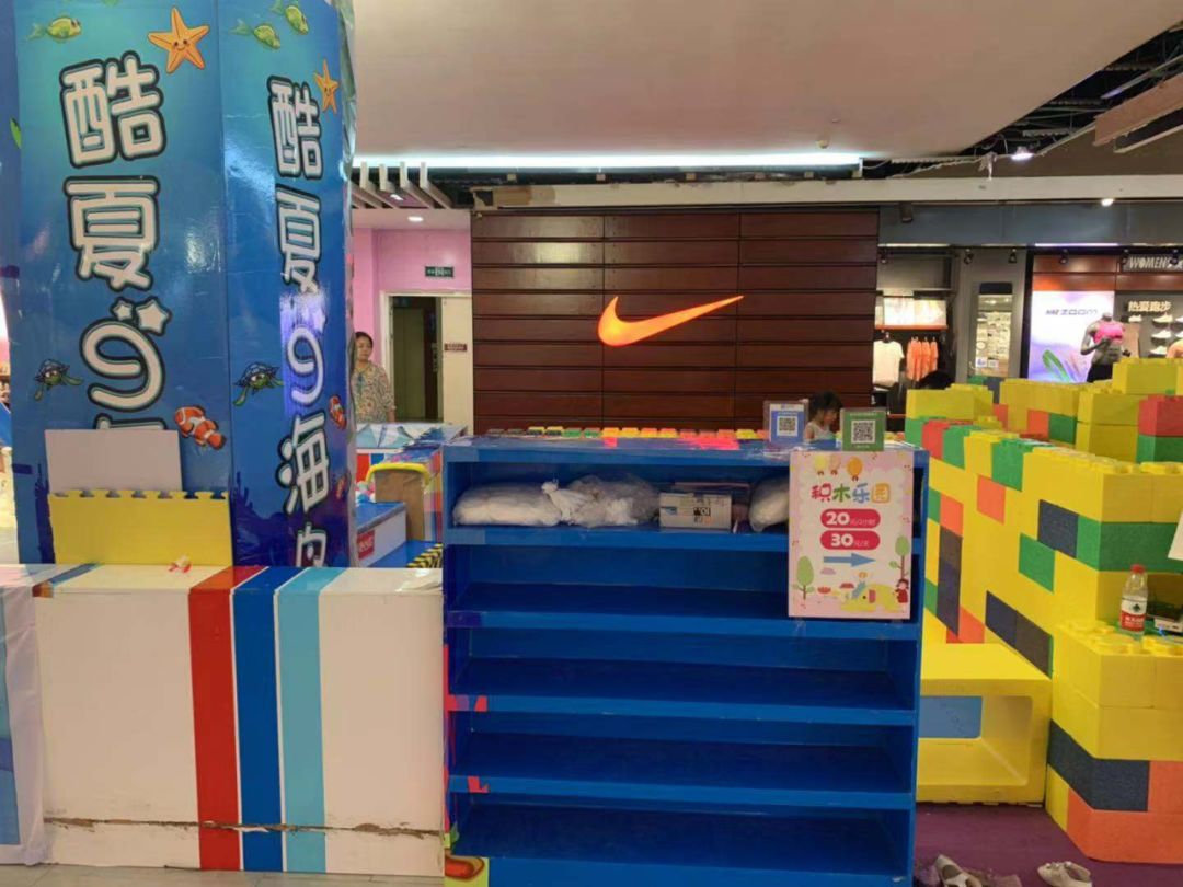 广西一两岁男童在游乐场摔致骨折！家长索赔，游乐场回复…