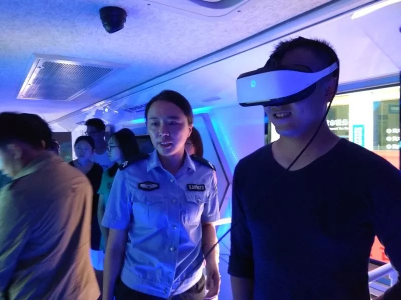 交警积极开展轻微交通事故处置,交警全力压降事故