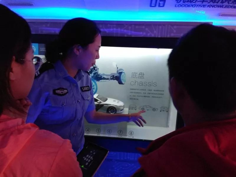 交警积极开展轻微交通事故处置,交警全力压降事故