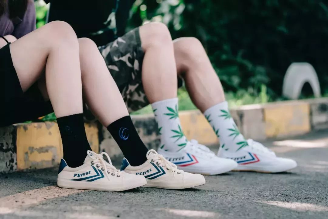 中国60年前造了双小白鞋,法国人一夜“偷走”赚翻了!今天它潮回来了