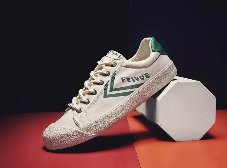 中国60年前造了双小白鞋,法国人一夜“偷走”赚翻了!今天它潮回来了