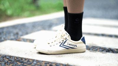 中国60年前造了双小白鞋,法国人一夜“偷走”赚翻了!今天它潮回来了