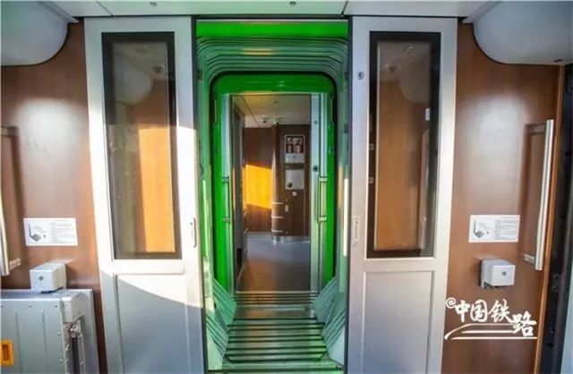 喜讯连连！昆深高铁来啦！中秋假火车票开抢、大理至丽江“绿巨人”今日首开