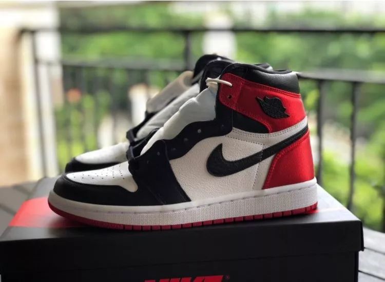 aj1retrosatinroyal丝绸,aj1黑黄脚趾男女同款和女款区别