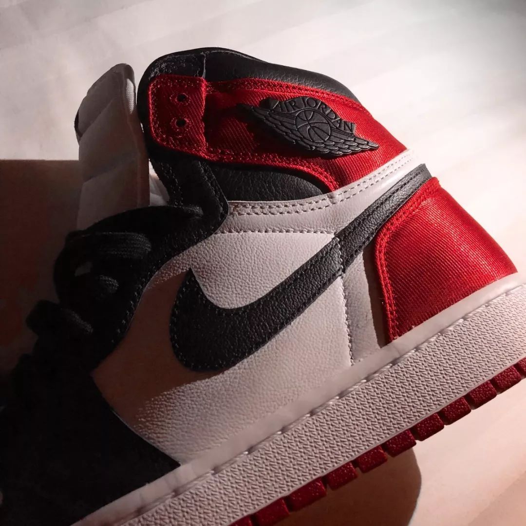 aj1retrosatinroyal丝绸,aj1黑黄脚趾男女同款和女款区别