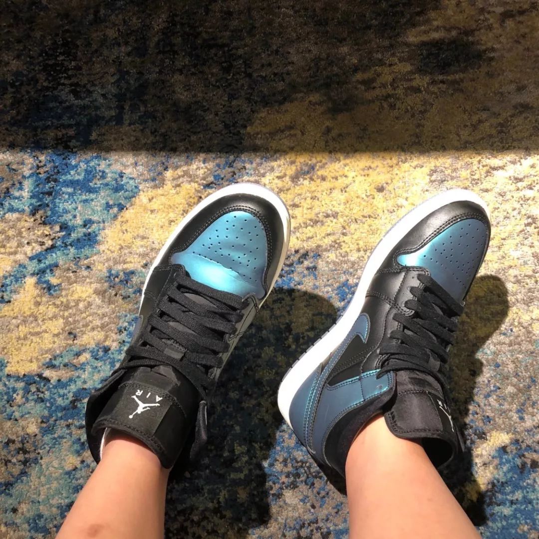 aj1retrosatinroyal丝绸,aj1黑黄脚趾男女同款和女款区别