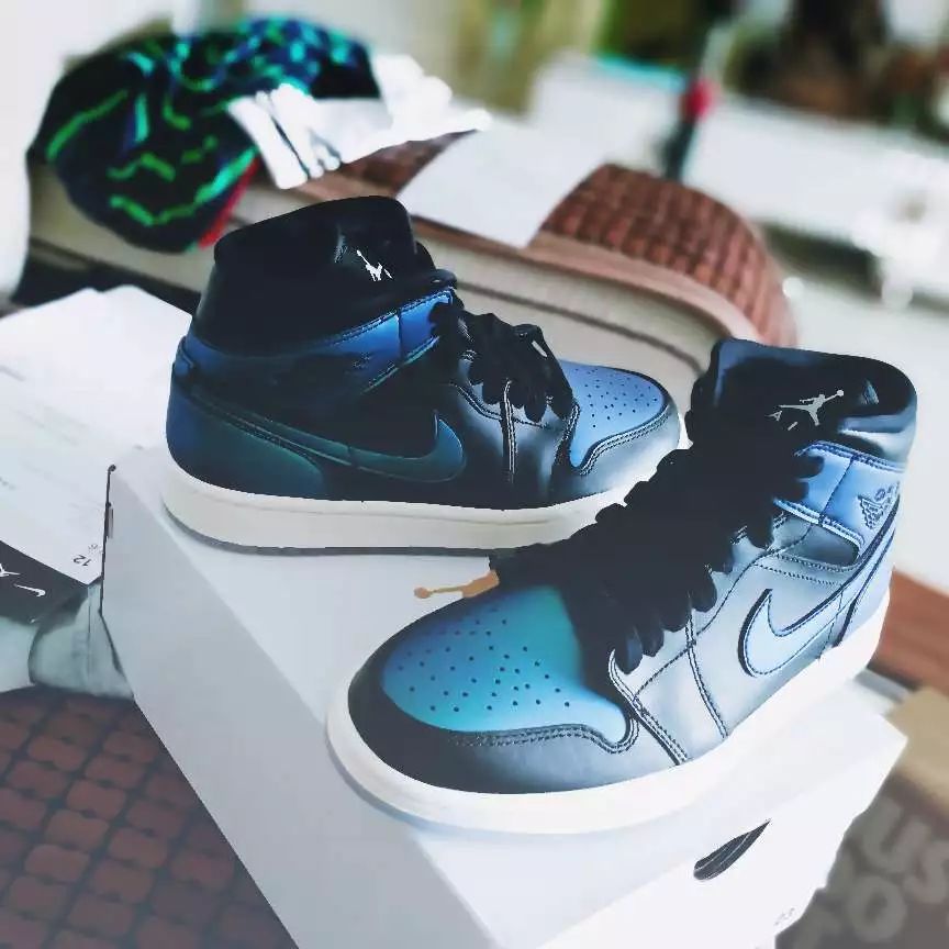 aj1retrosatinroyal丝绸,aj1黑黄脚趾男女同款和女款区别