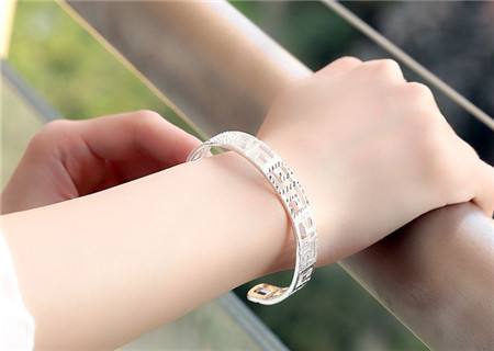 女人长期戴银手镯对身体有好处吗,女人长期戴银手镯会发生什么后果