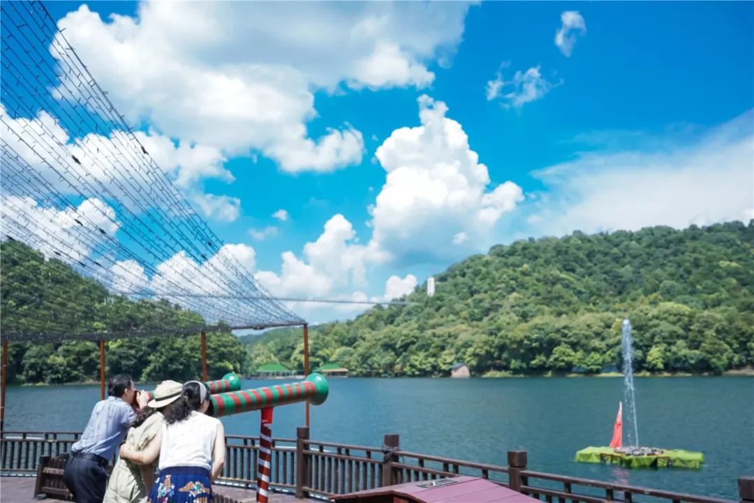 神奇!喊一声,水柱拔地而起!石燕湖喊泉来啦,解压减脂还能召唤彩虹