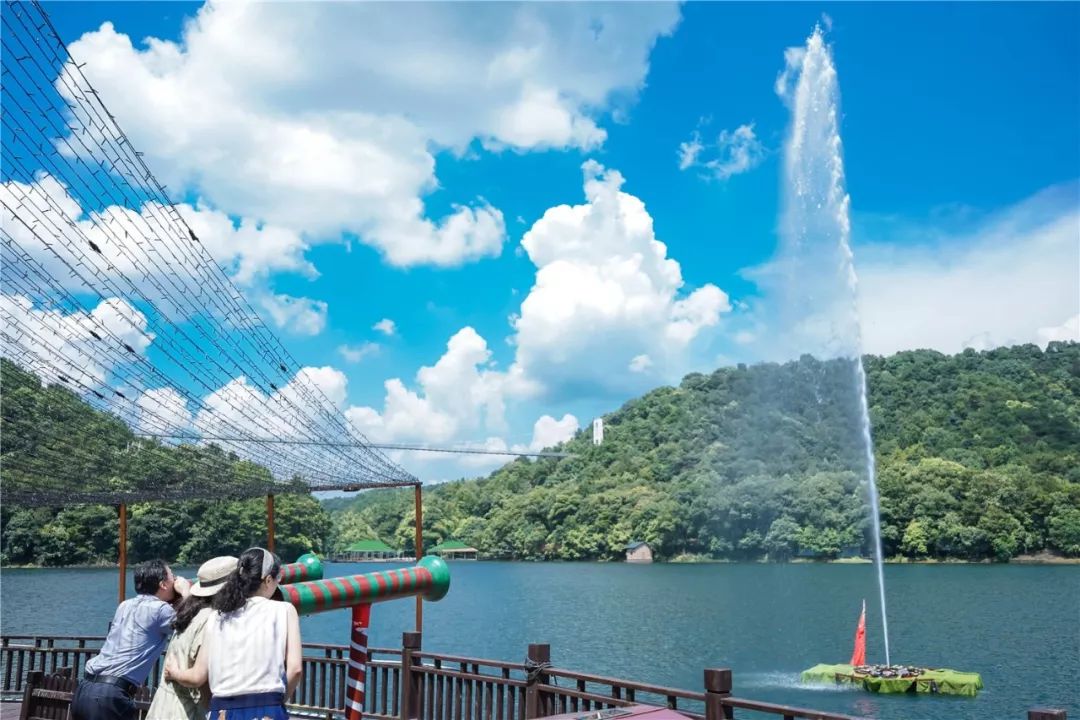 神奇!喊一声,水柱拔地而起!石燕湖喊泉来啦,解压减脂还能召唤彩虹