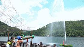 神奇!喊一声,水柱拔地而起!石燕湖喊泉来啦,解压减脂还能召唤彩虹