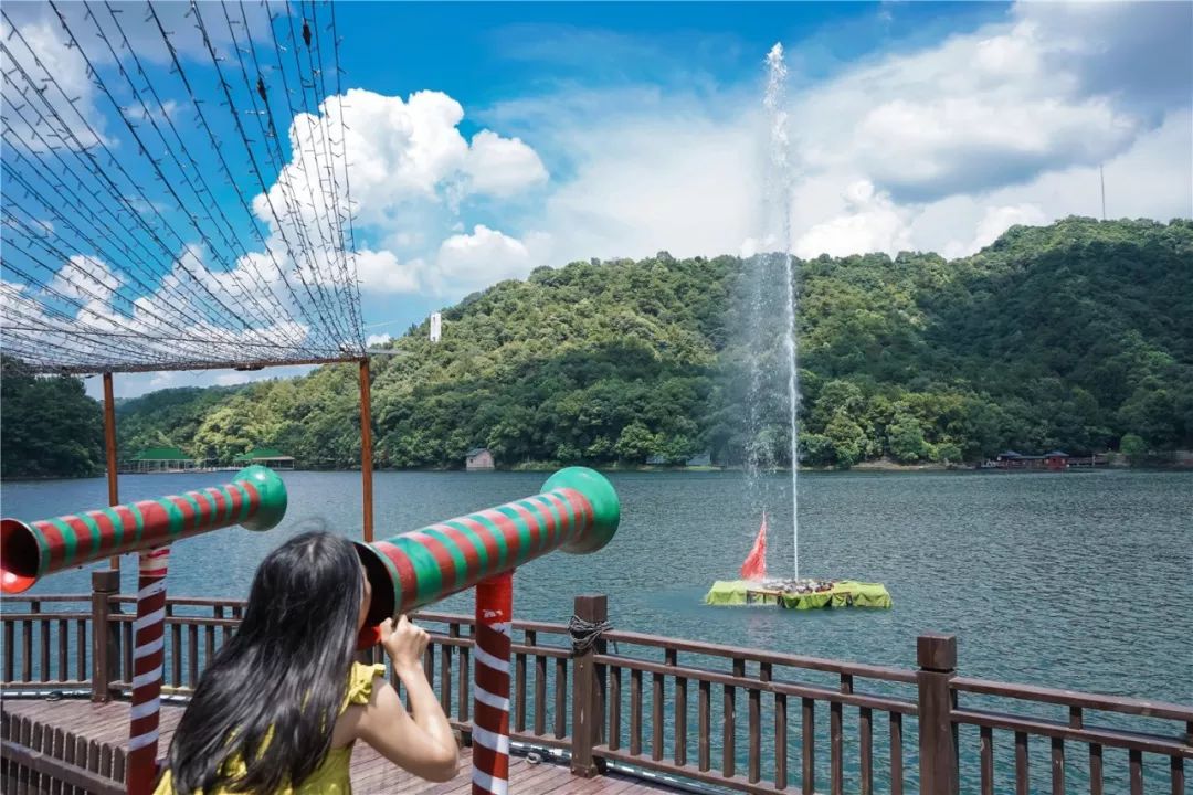 神奇!喊一声,水柱拔地而起!石燕湖喊泉来啦,解压减脂还能召唤彩虹