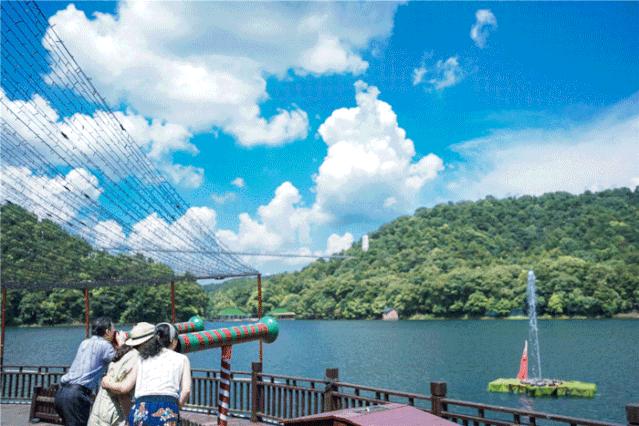 神奇!喊一声,水柱拔地而起!石燕湖喊泉来啦,解压减脂还能召唤彩虹