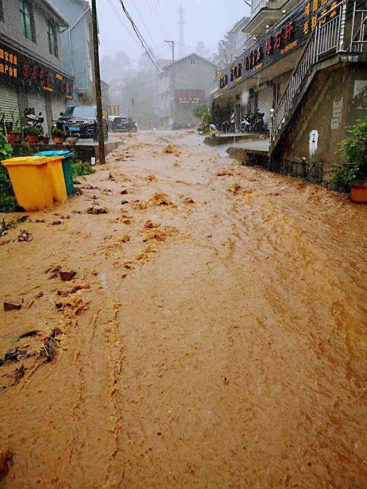 抗洪抢险累到“吐血”?“喉咙毛细血管出血,小事!”