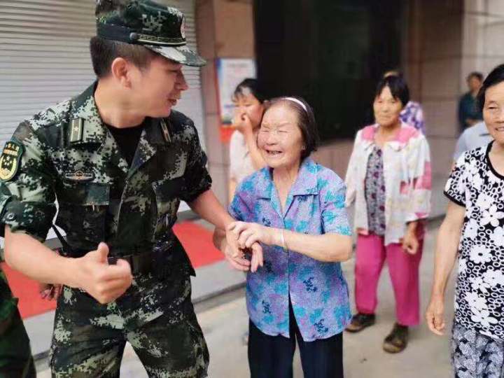 抗洪抢险累到“吐血”?“喉咙毛细血管出血,小事!”