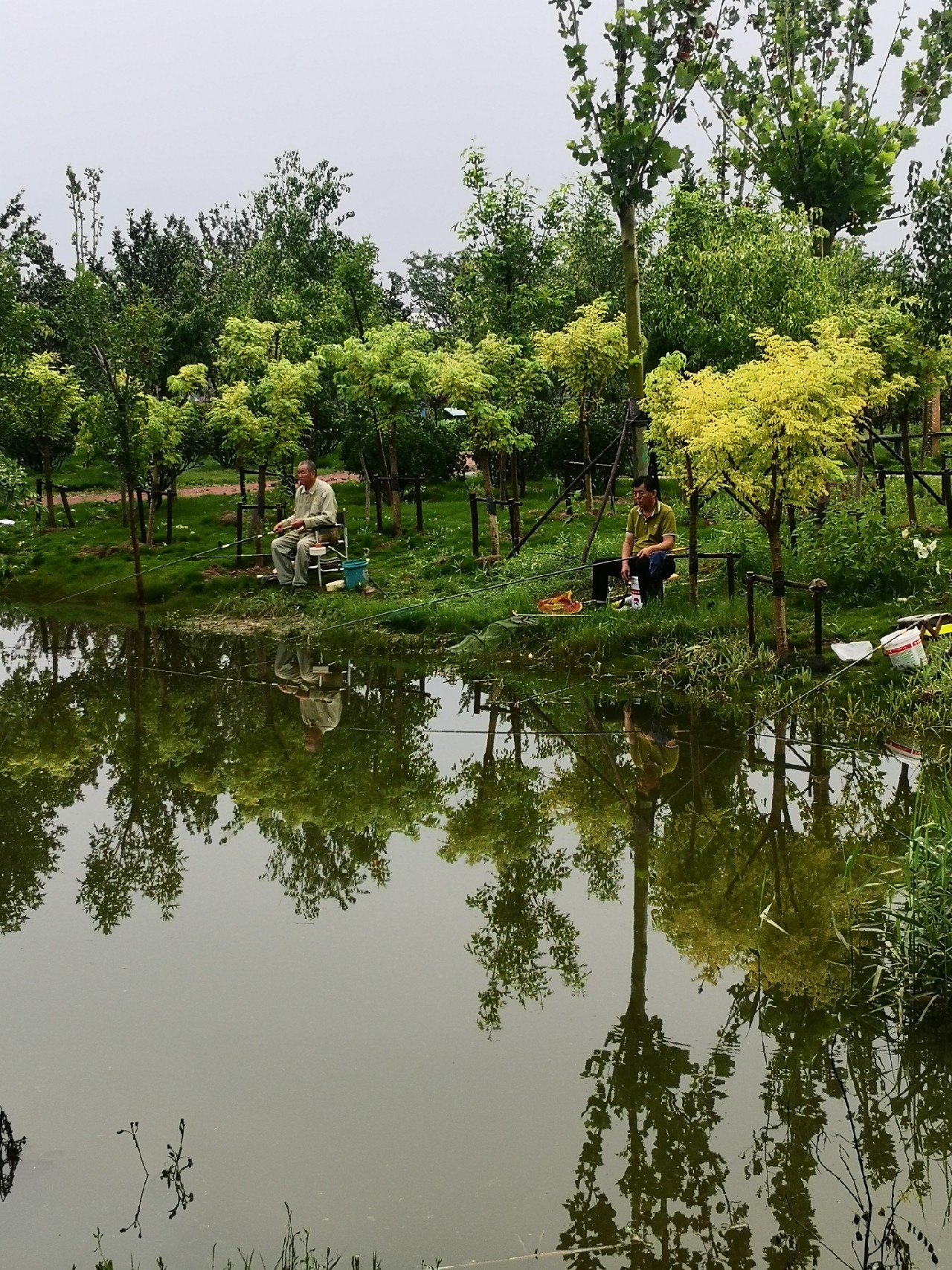 夕阳西下钓鱼人,夕阳西下钓鱼人在河边