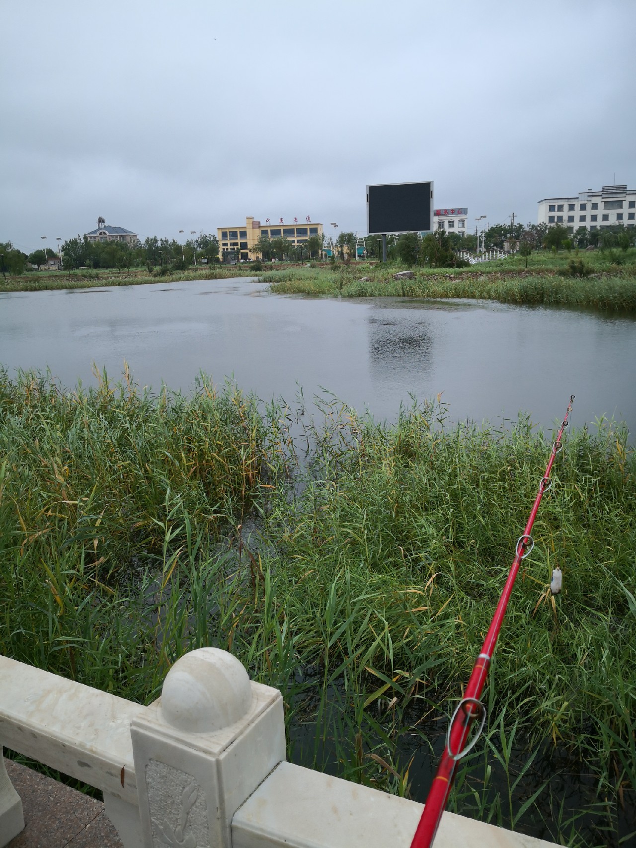夕阳西下钓鱼人,夕阳西下钓鱼人在河边