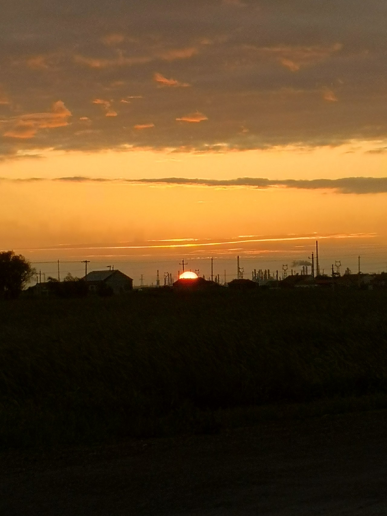 夕阳西下钓鱼人,夕阳西下钓鱼人在河边