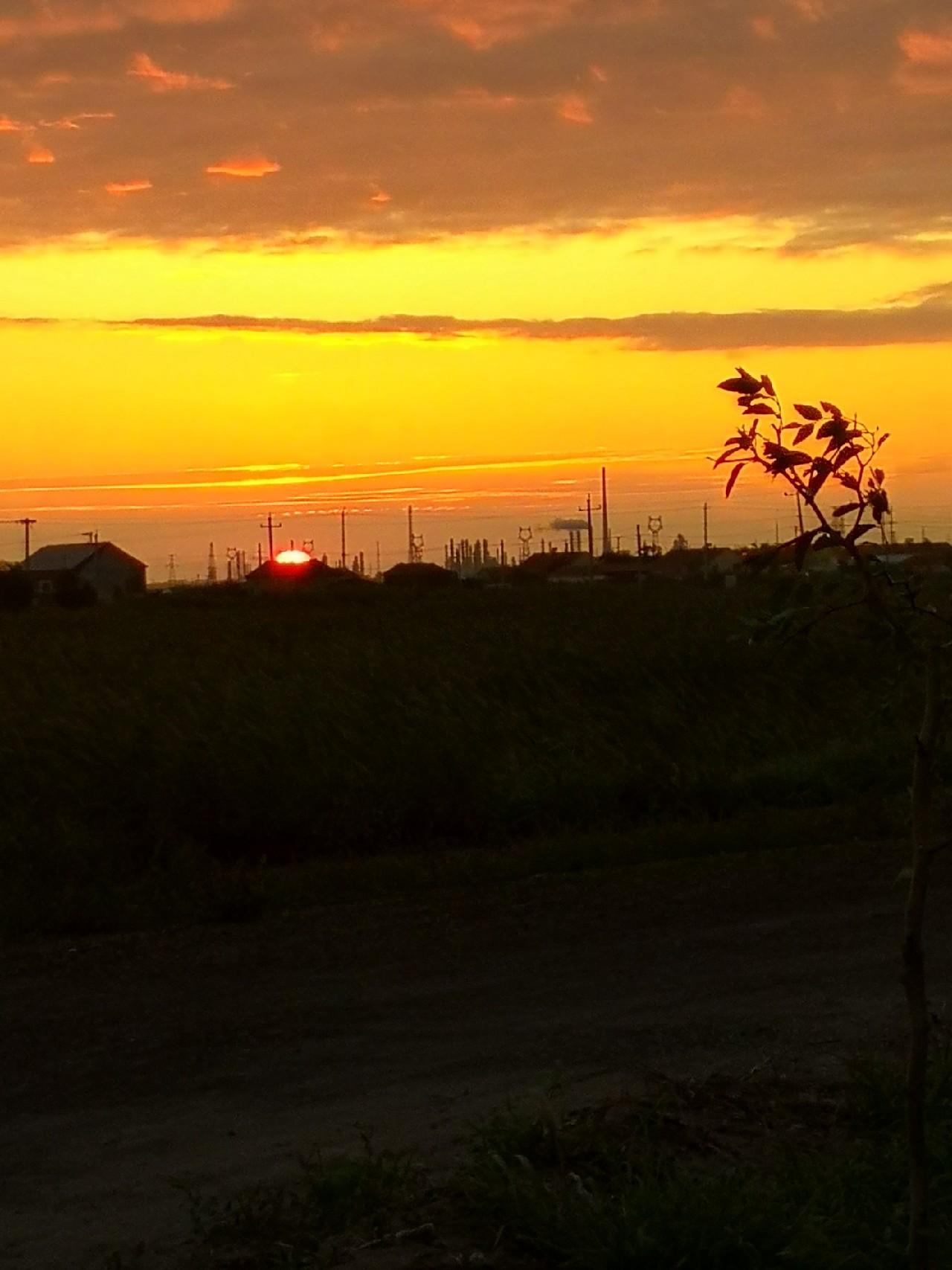 夕阳西下钓鱼人,夕阳西下钓鱼人在河边