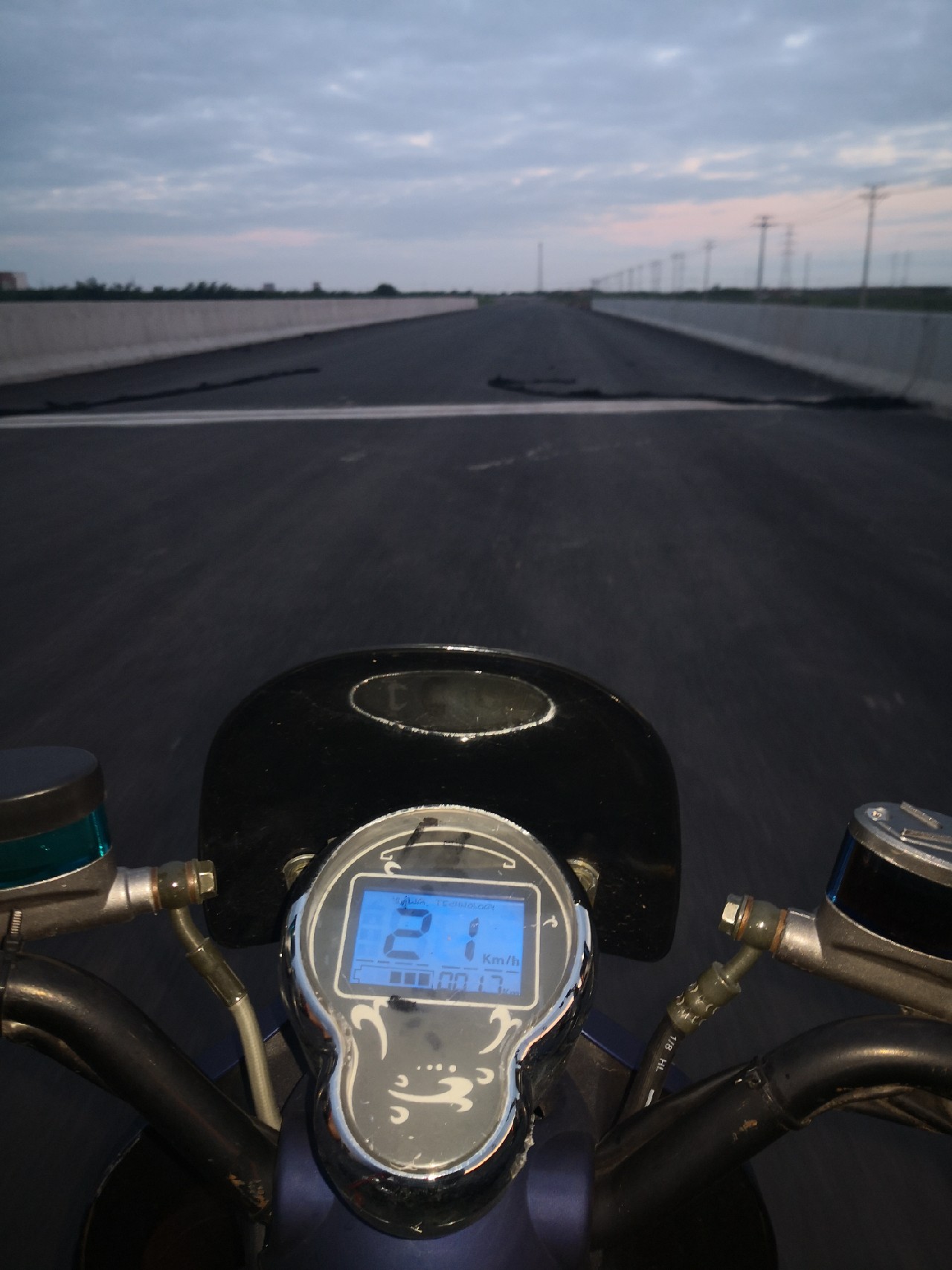 夕阳西下钓鱼人,夕阳西下钓鱼人在河边