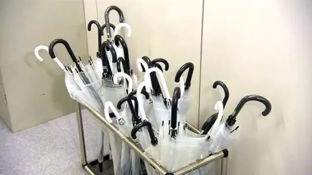 为什么日本人喜欢用长柄伞,为什么日本人很少使用折叠雨伞呢