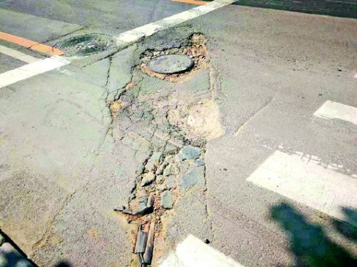 因为路面井盖问题导致爆胎怎么办,被汽车压坏的井盖现“原形”了