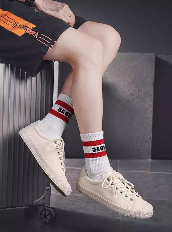 中国60年前造了双小白鞋,法国人一夜“偷走”赚翻了!今天它潮回来了