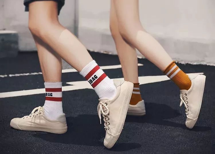 中国60年前造了双小白鞋,法国人一夜“偷走”赚翻了!今天它潮回来了