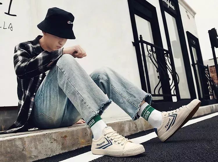 中国60年前造了双小白鞋,法国人一夜“偷走”赚翻了!今天它潮回来了