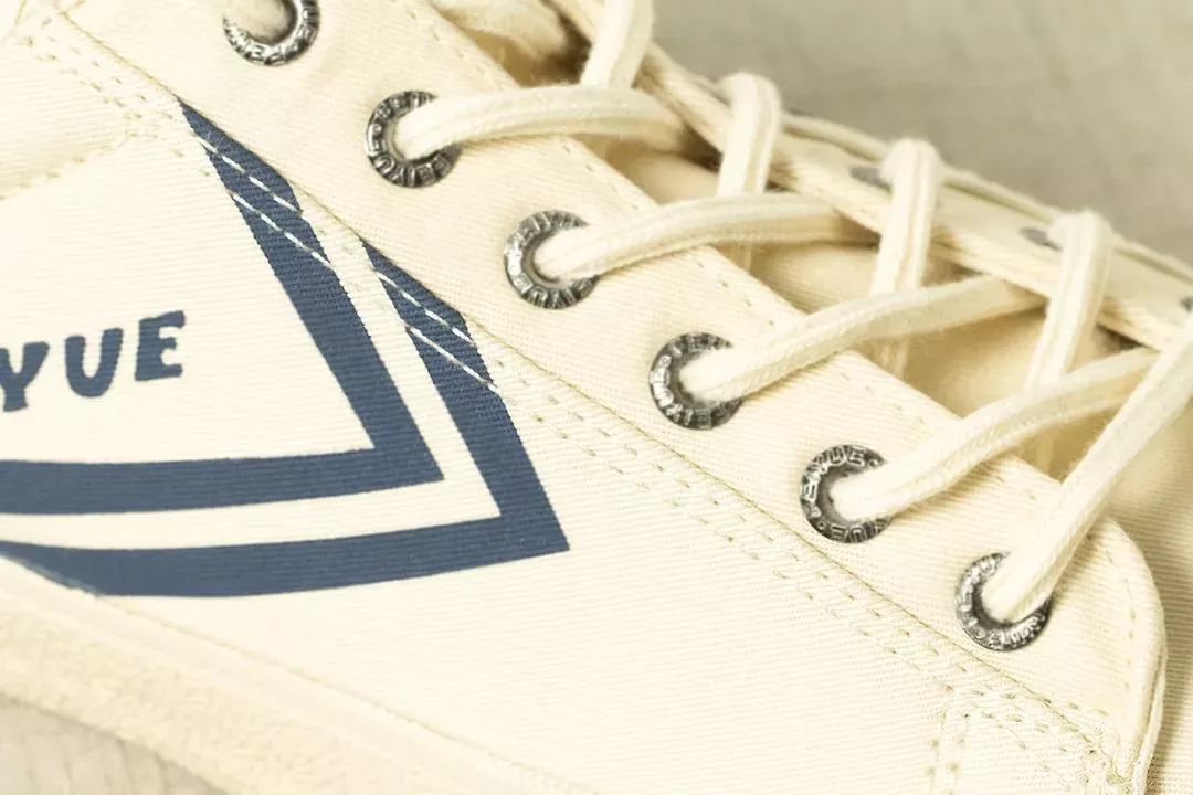 中国60年前造了双小白鞋,法国人一夜“偷走”赚翻了!今天它潮回来了