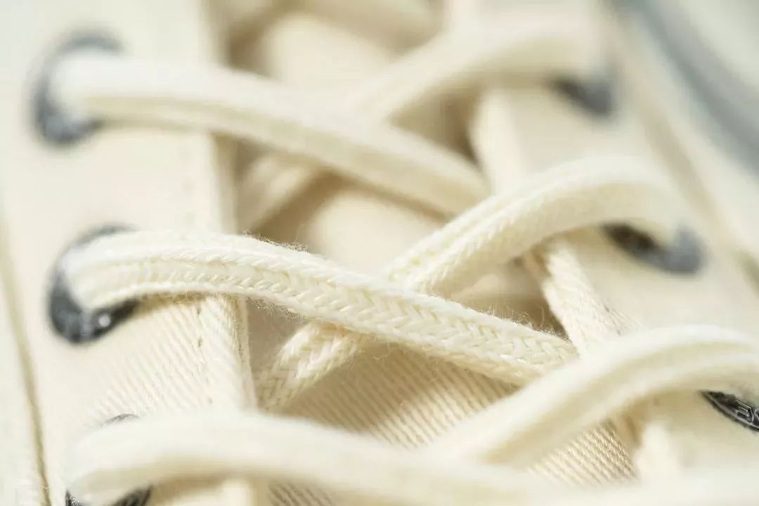 中国60年前造了双小白鞋,法国人一夜“偷走”赚翻了!今天它潮回来了