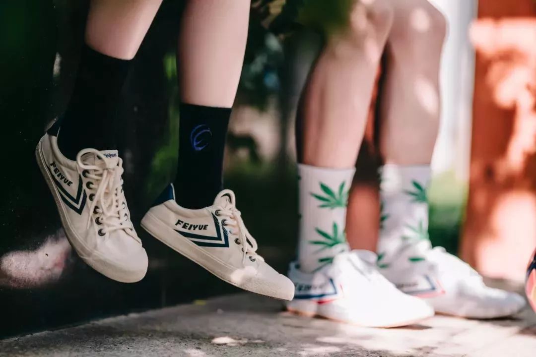 中国60年前造了双小白鞋,法国人一夜“偷走”赚翻了!今天它潮回来了