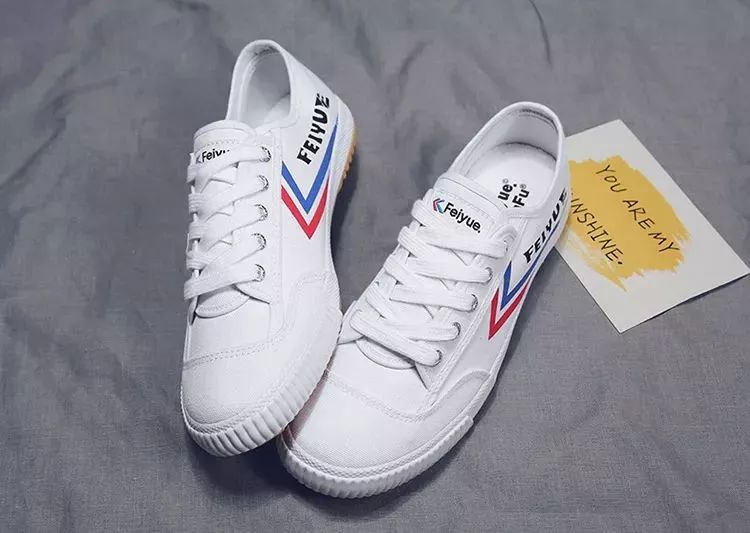 中国60年前造了双小白鞋,法国人一夜“偷走”赚翻了!今天它潮回来了