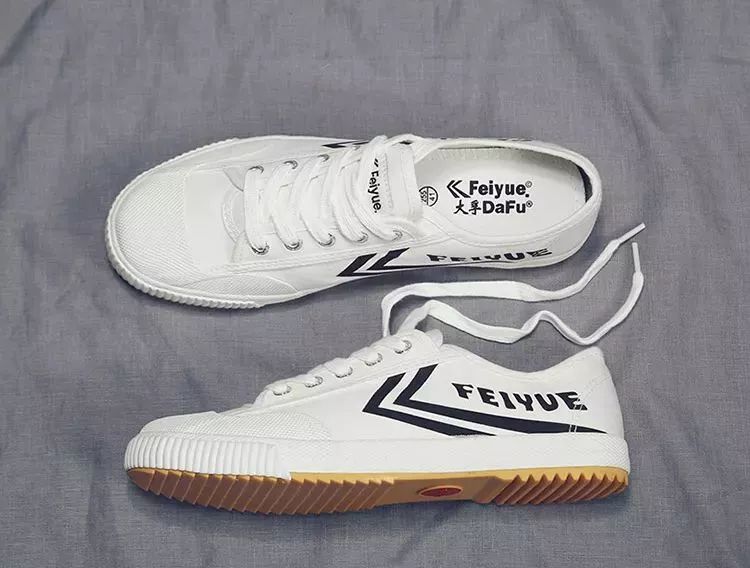 中国60年前造了双小白鞋,法国人一夜“偷走”赚翻了!今天它潮回来了