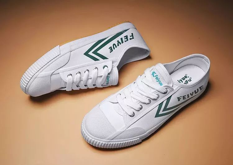 中国60年前造了双小白鞋,法国人一夜“偷走”赚翻了!今天它潮回来了