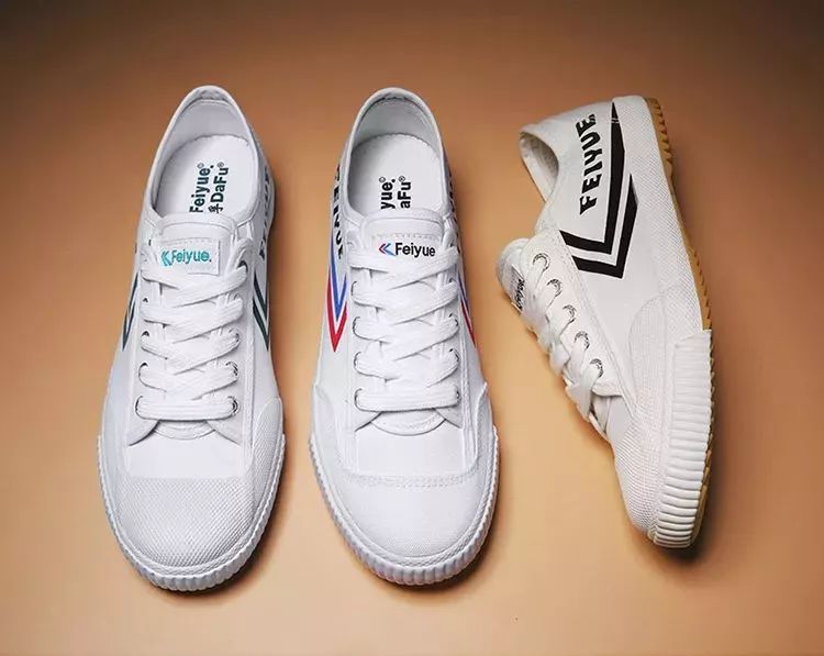 中国60年前造了双小白鞋,法国人一夜“偷走”赚翻了!今天它潮回来了