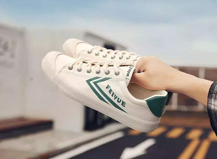 中国60年前造了双小白鞋,法国人一夜“偷走”赚翻了!今天它潮回来了