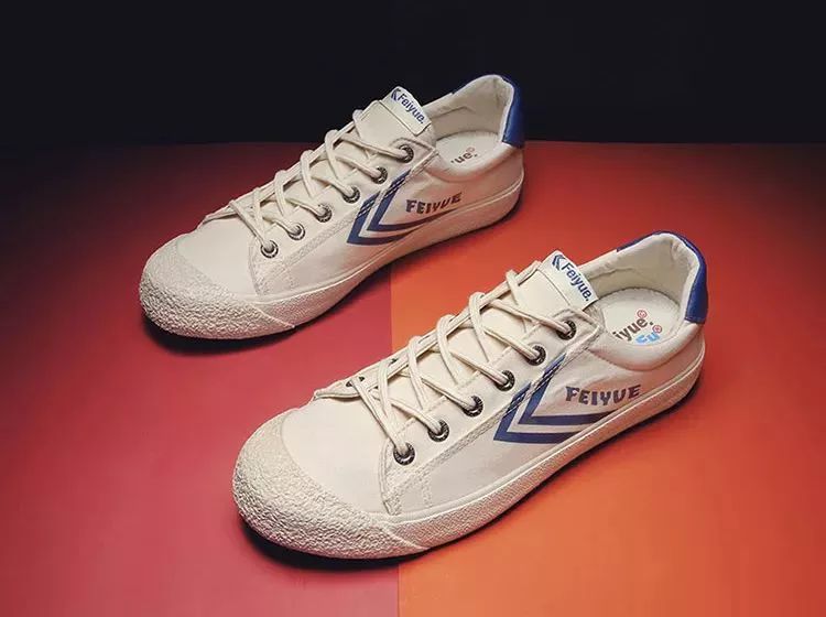 中国60年前造了双小白鞋,法国人一夜“偷走”赚翻了!今天它潮回来了