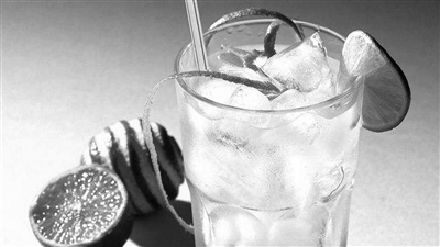 高温天气喝冰水能防止中暑吗,喝冰水反而中暑