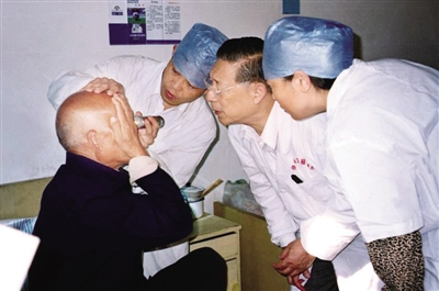 全国道德模范99岁眼科专家张效房：用医术和道德守护“光明”