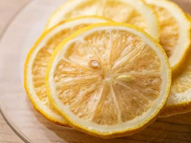 柠檬片冻干泡水做法,好喝的冻干柠檬片