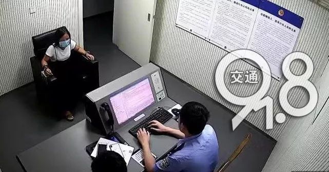 女子崩溃大哭举报男友藏毒,女子因家暴男友被捕当街痛哭