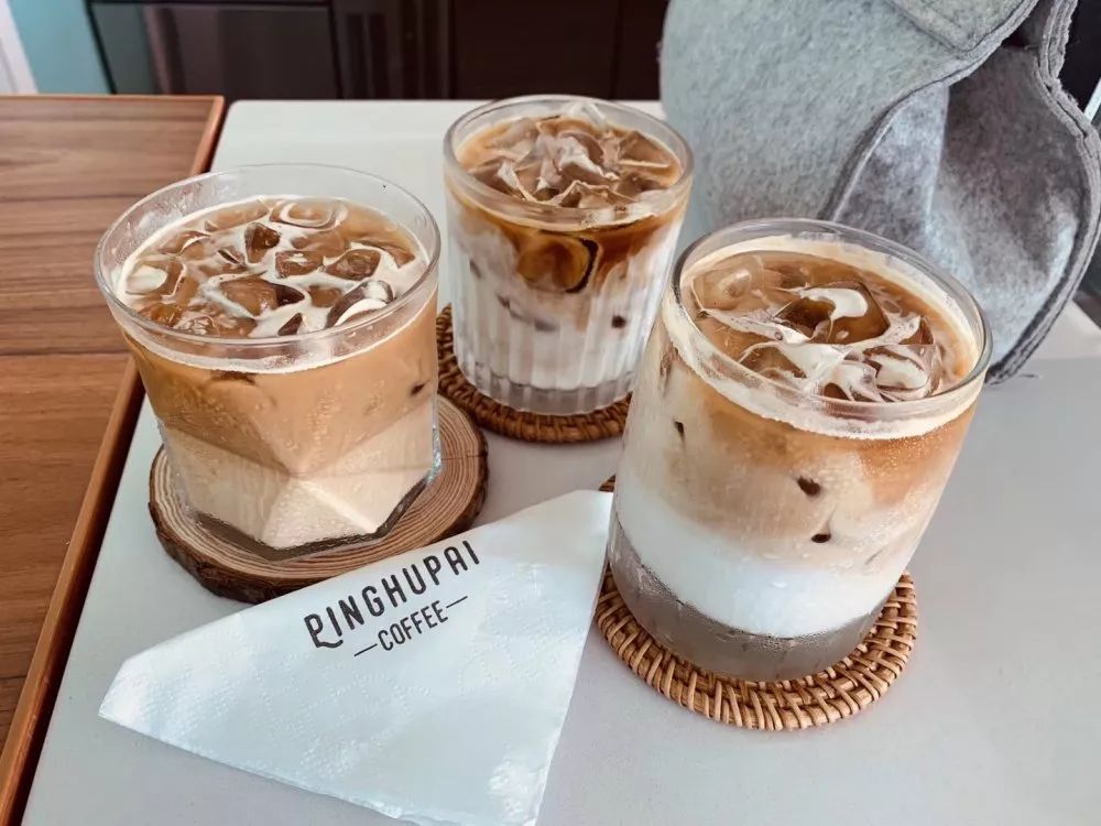 9.9元抢「平湖在线旗下咖啡馆」平湖派黑金卡1张！持卡可享受充300送200，办理当天即可获赠最高价值35元饮品一杯