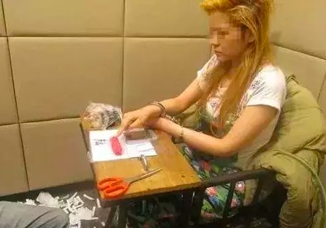 英国首相约翰逊目睹囚犯体内藏毒扫描照,竟被吓得连连*退倒**