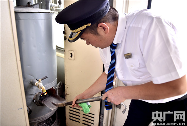 发现最美铁路·重走丝绸之路｜开往贺兰山深处的“慢火车”：票价低至1元线路近半世纪未变