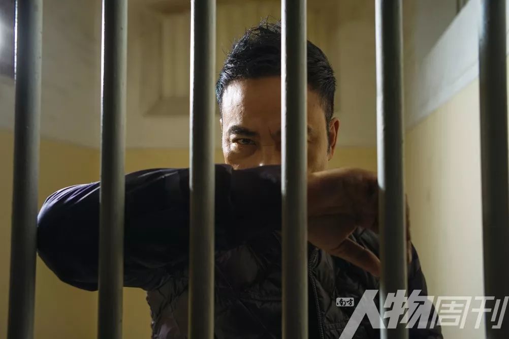 *男舞**、警察、黑帮老大、邻家大叔，哪个才是他的真面目？