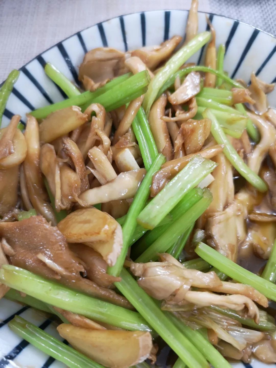 蘑菇鲜嫩,鲜嫩美味的蘑菇浓汤