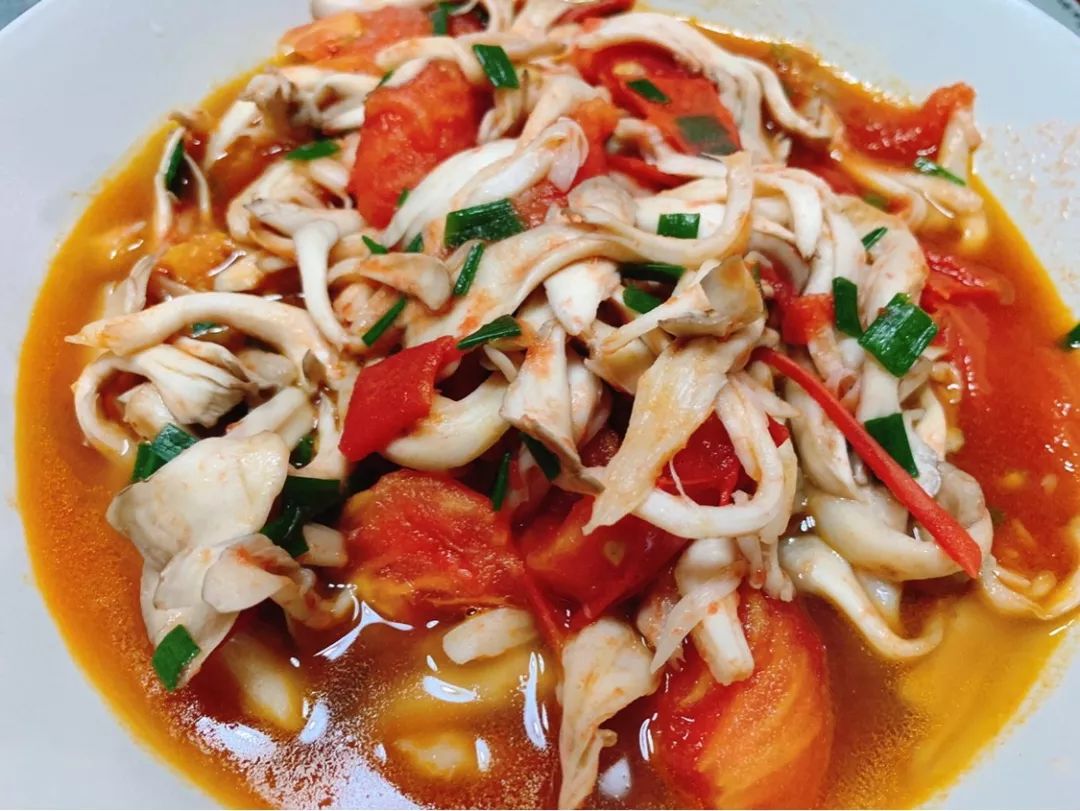 蘑菇鲜嫩,鲜嫩美味的蘑菇浓汤