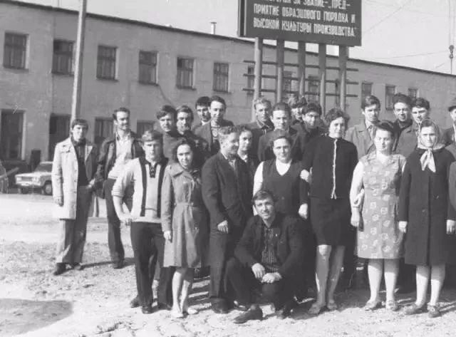 从脚下一直往下挖能挖到美国吗,如果一直往下挖真的能挖穿地球吗