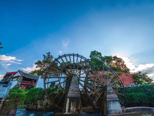 遛鸟、背水、广场舞……丽江人的柔软时光里“暗藏玄机”